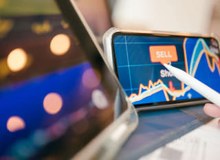 Analyste multimarchés passant en revue Bitcoin, Ethereum et les options forex